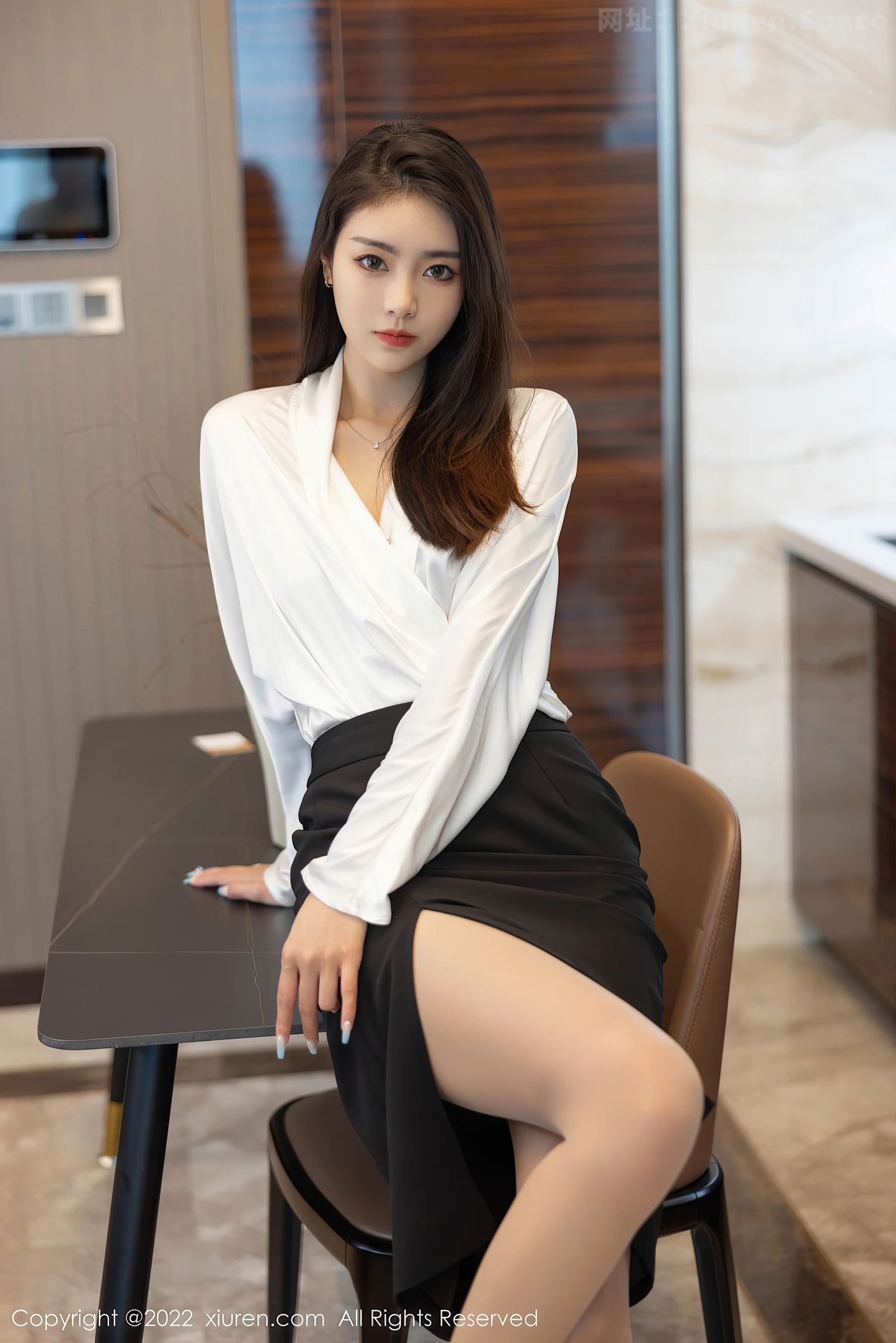 图片[6]-[XiuRen秀人网]VOL.4869 模特可乐Vicky白色上衣配黑色裙子露超薄肉丝秀美腿诱惑写真70P-秀人网官方网站